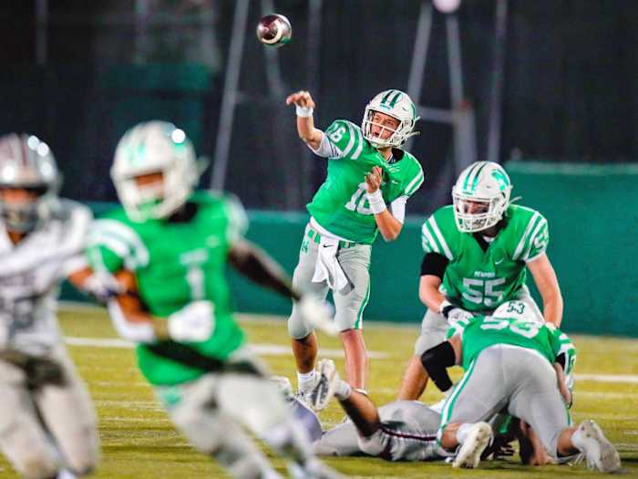 arch-manning-throwing